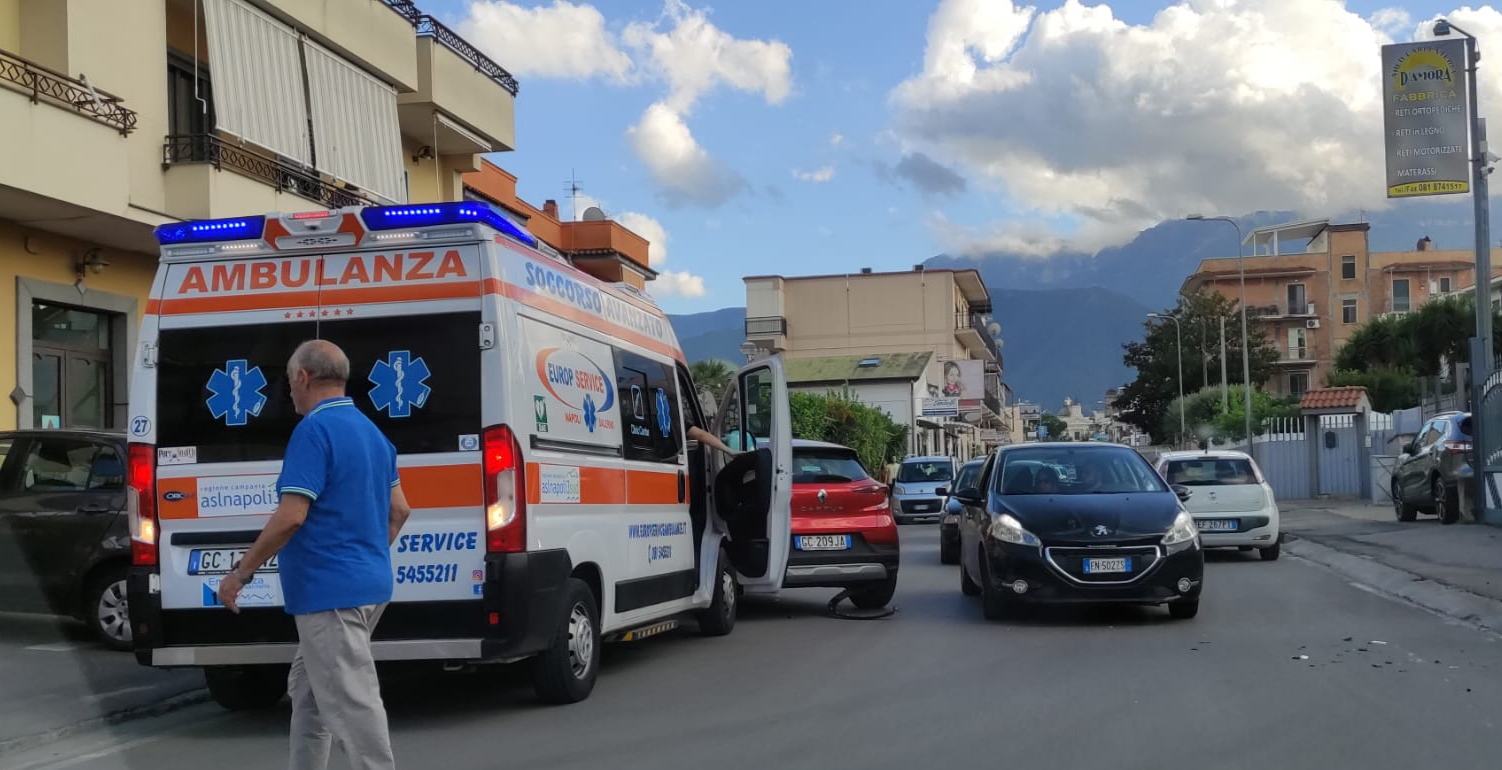 Santa Maria la Carità, auto contro moto: un ferito 