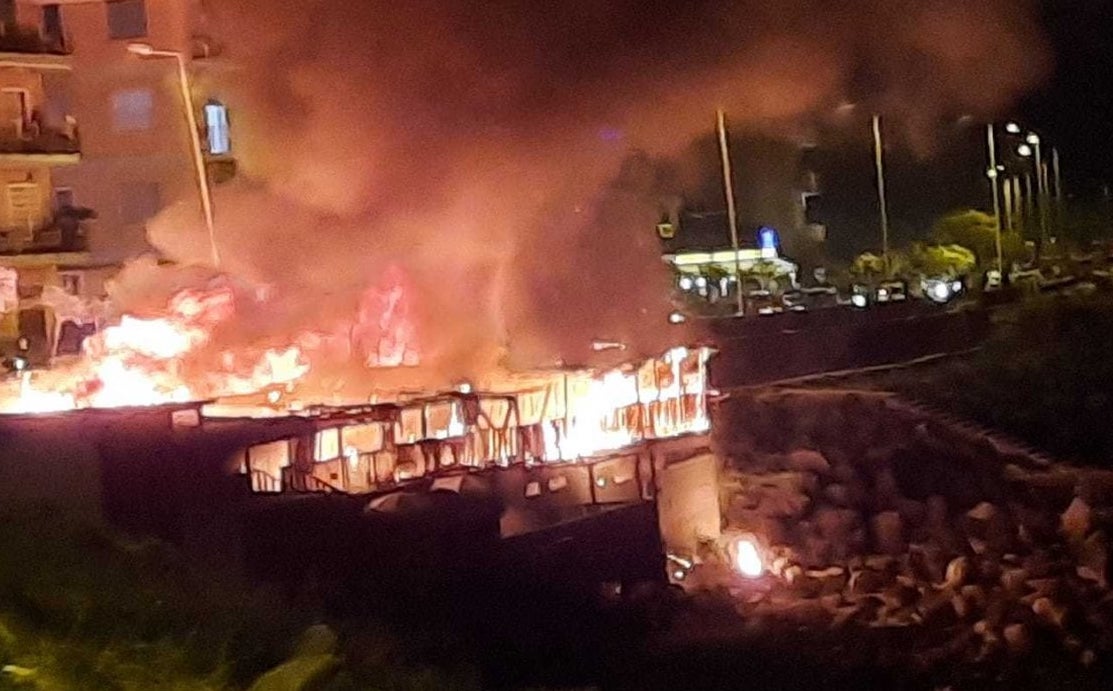 Pozzuoli, in fiamme da ore il Lido Ristorante La Pietra