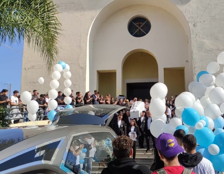 Castellammare, ragazzi in lacrime per l'addio a Catello: 'Non sprecate il vostro tempo'