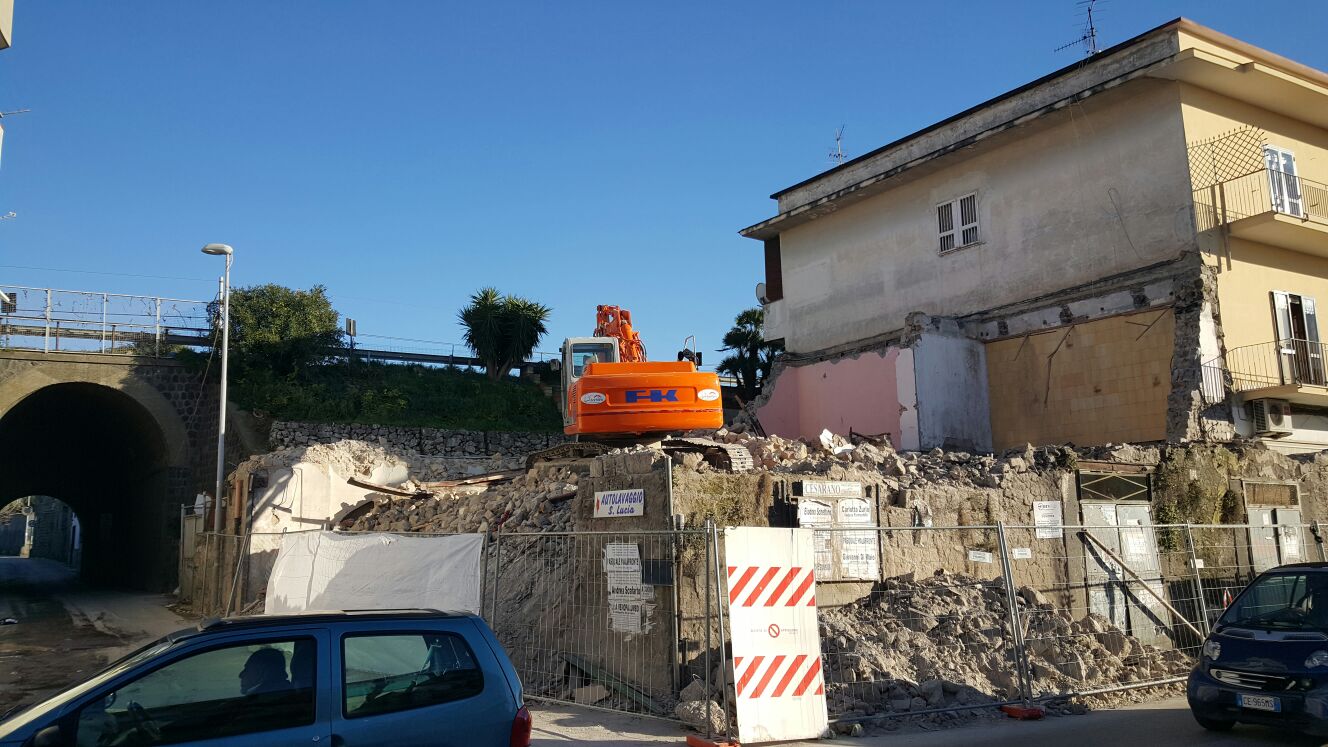 Ruspe in azione in Traversa Tavernola, abbattuto un rudere. Problemi per chi abita a Moscarella