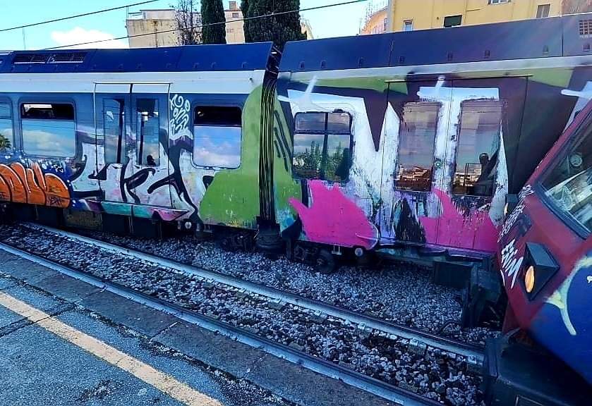 Circum, treno deragliato a Pompei: ripartono le corse