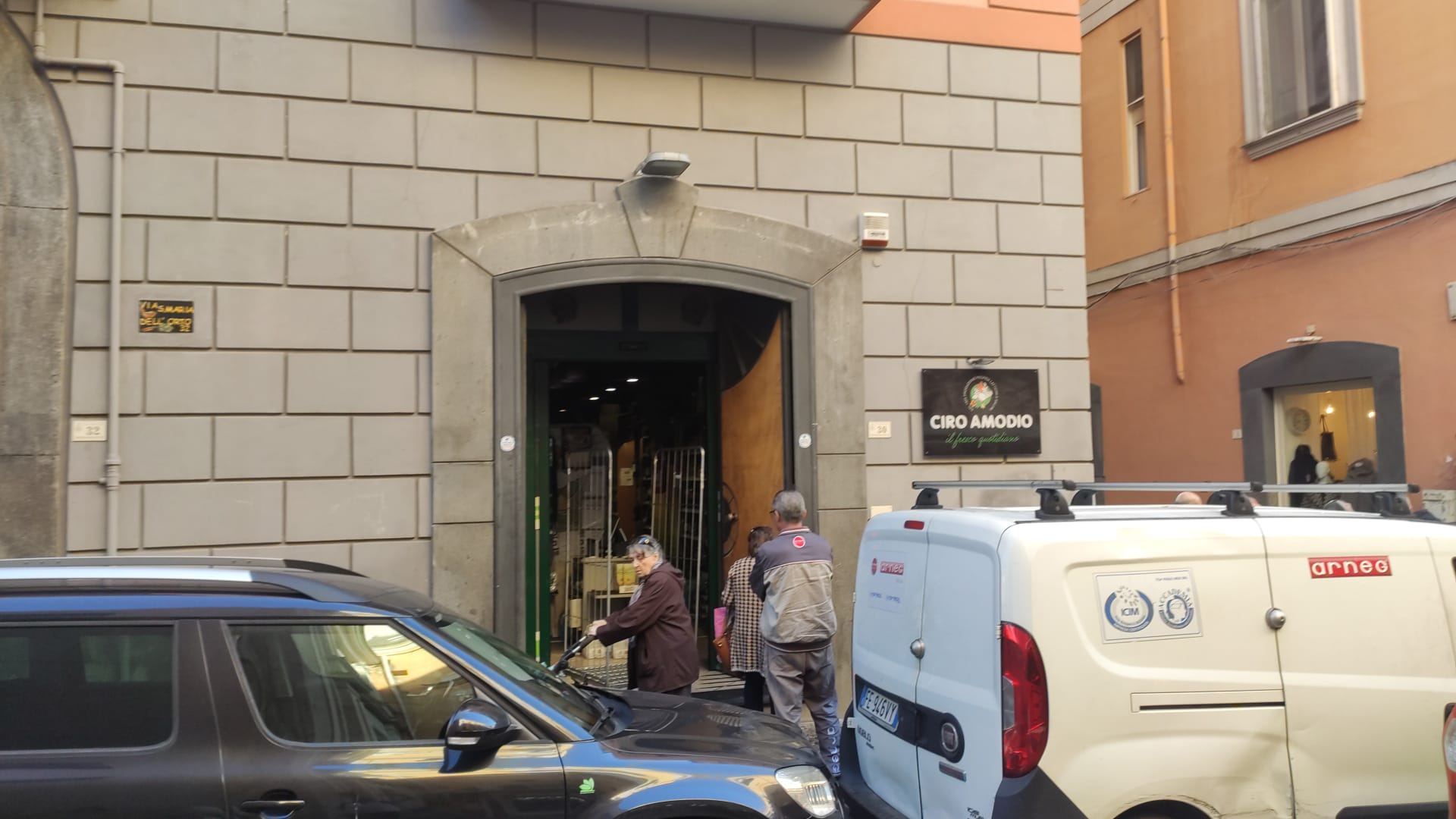 Castellammare, incendio nella notte in un market del centro 