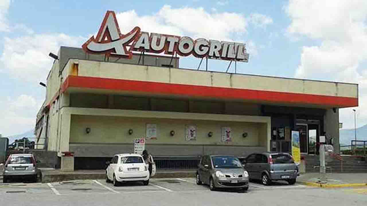 Sesso in un bagno di un autogrill, denunciati due uomini e multa da 20 mila euro 