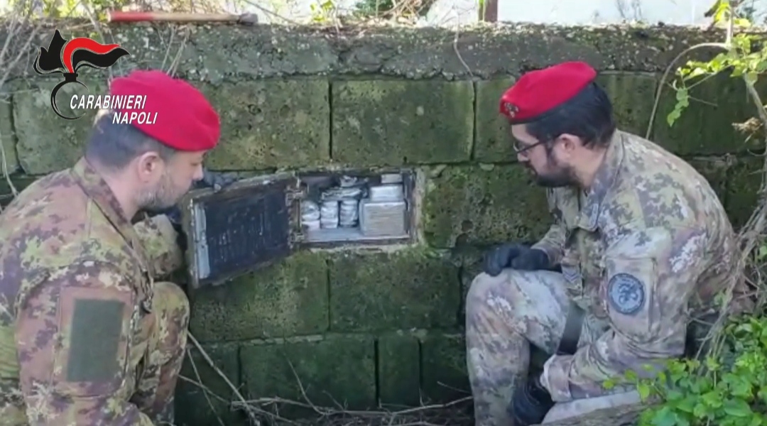 Bunker per sfuggire alla cattura e nascondere droga, 4 covi sequestrati
