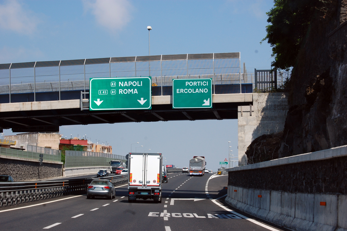 Bombe in uno zainetto all'ingresso dell'autostrada a Portici 