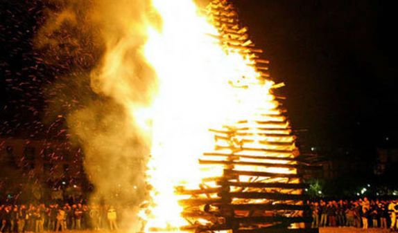 Castellammare, vigilia dell'Immacolata con falò sulla spiaggia e fuochi d'artificio 