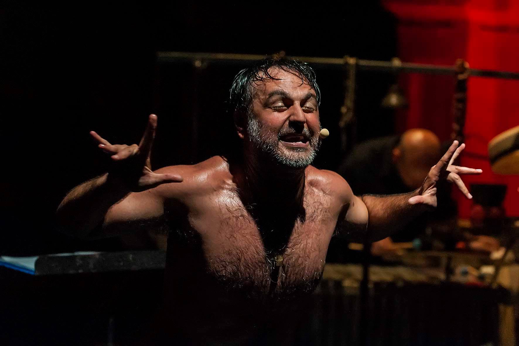 Mimmo Borrelli dipinge Napoli, tra amare verità e violente contraddizioni