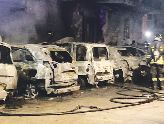 Incendio e paura in un parco a Portici, otto auto in fiamme 