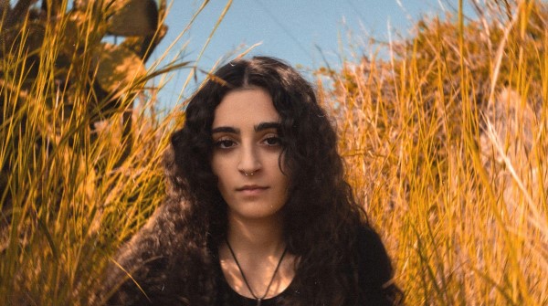 “Regole” è il nuovo toccante singolo della cantautrice napoletana Gaia Restifo. 