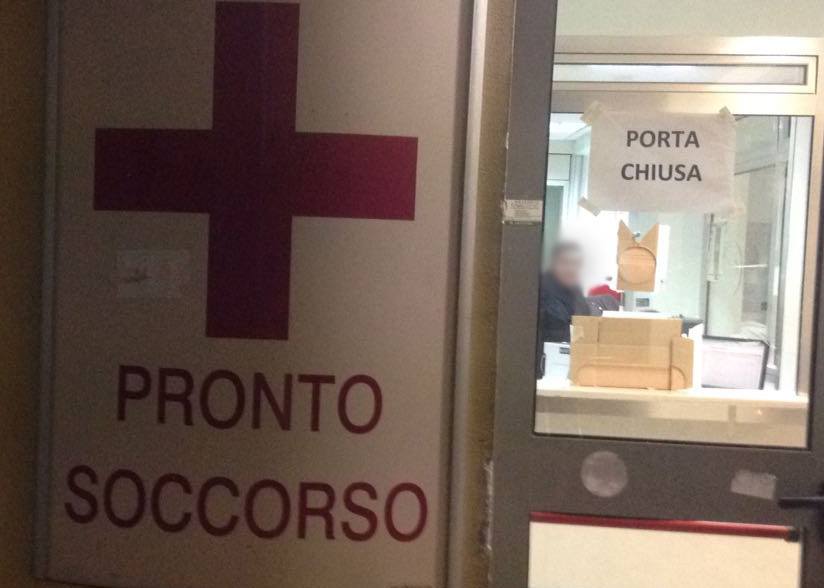 Pronto soccorso in tilt, bonifica del reparto per una sospetta meningite: medici e infermieri con le mascherine