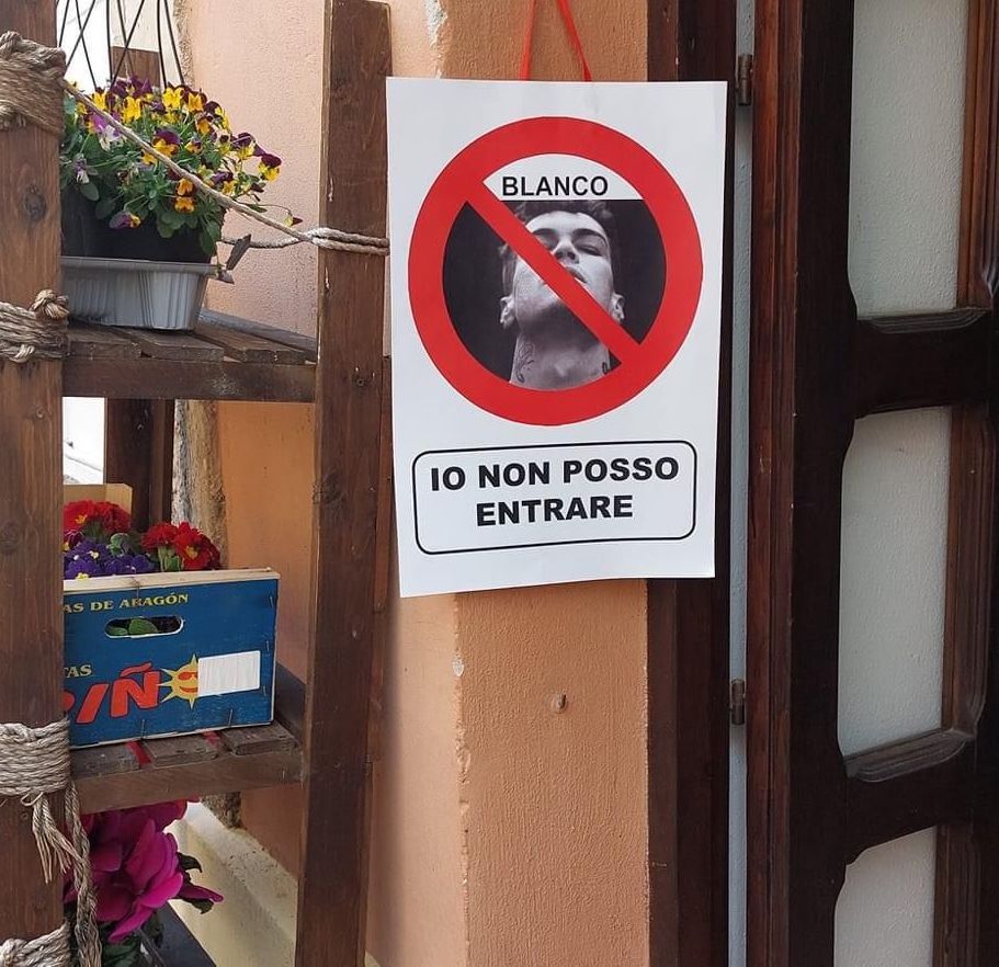 Marina di Camerota, fioraio ‘vieta’ l’ingresso nel suo negozio a  Blanco