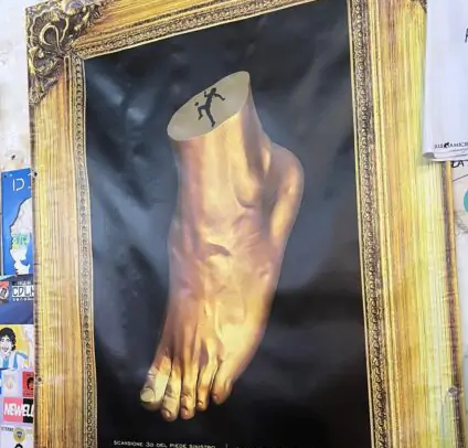 Napoli, rubato nei Quartieri Spagnoli il quadro raffigurante il piede sinistro di Maradona