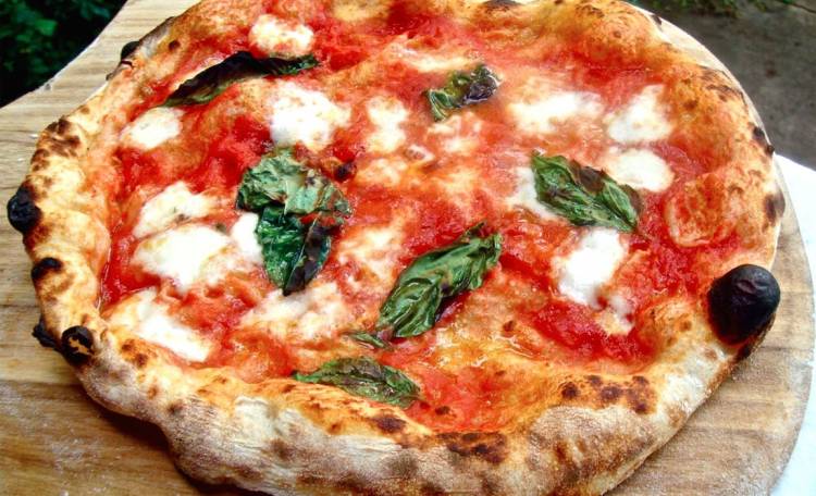 Sosta 'tecnica' napoletana per l'Air Force One. Presidente e consorte avevano voglia di pizza