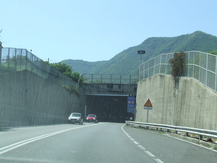 Gragnano e Castellammare, incendio nella galleria di Varano: chiusa