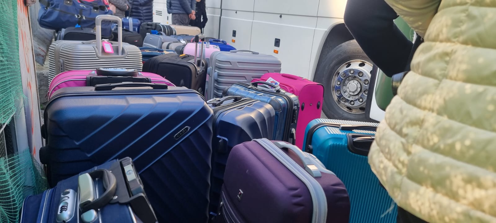 Castellammare, studenti in gita su pullman fatiscenti e fuori norma: tutti bloccati per ore