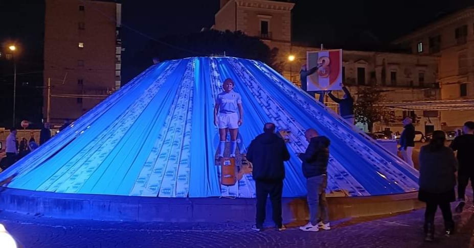 Vesuvio illuminato con Maradona, omaggio al Napoli 