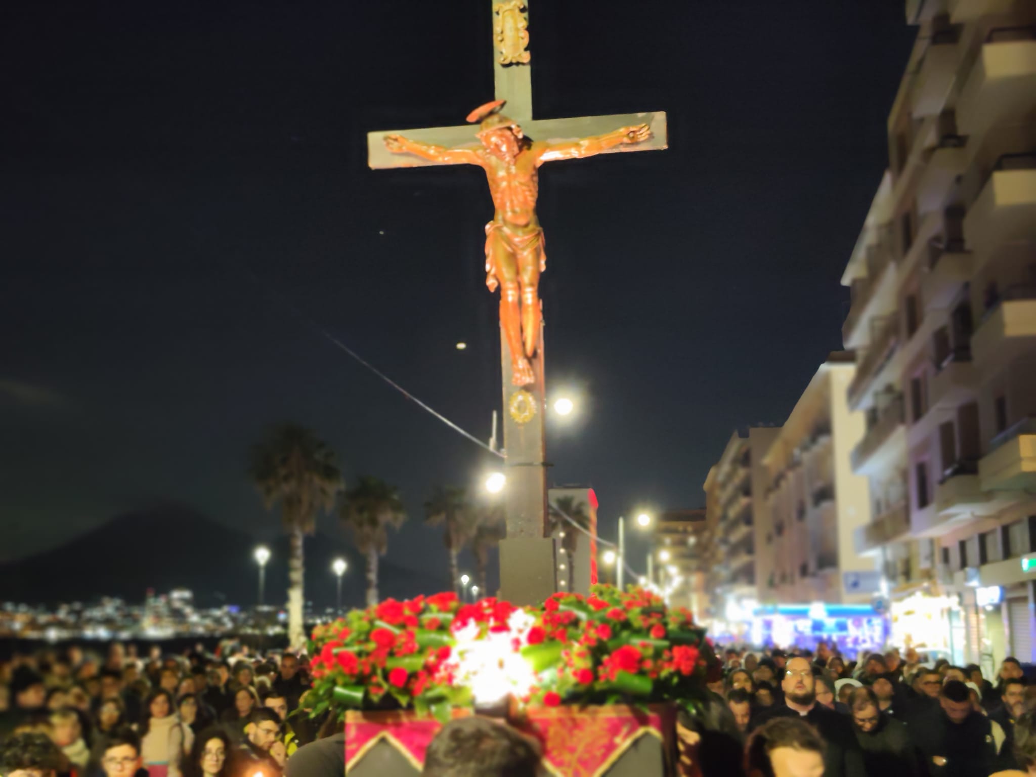 Castellammare, folla in preghiera alla via Crucis 