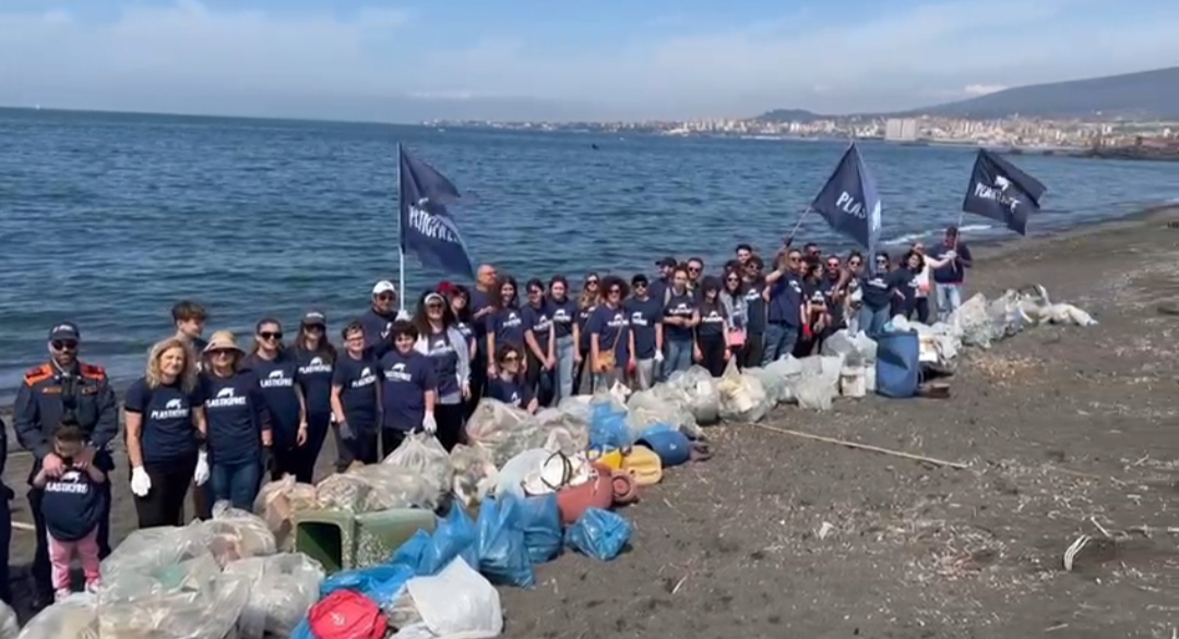 Spiaggia di Foce Sarno, 100 volontari Plastic free raccolgono 150 bustoni di rifiuti 