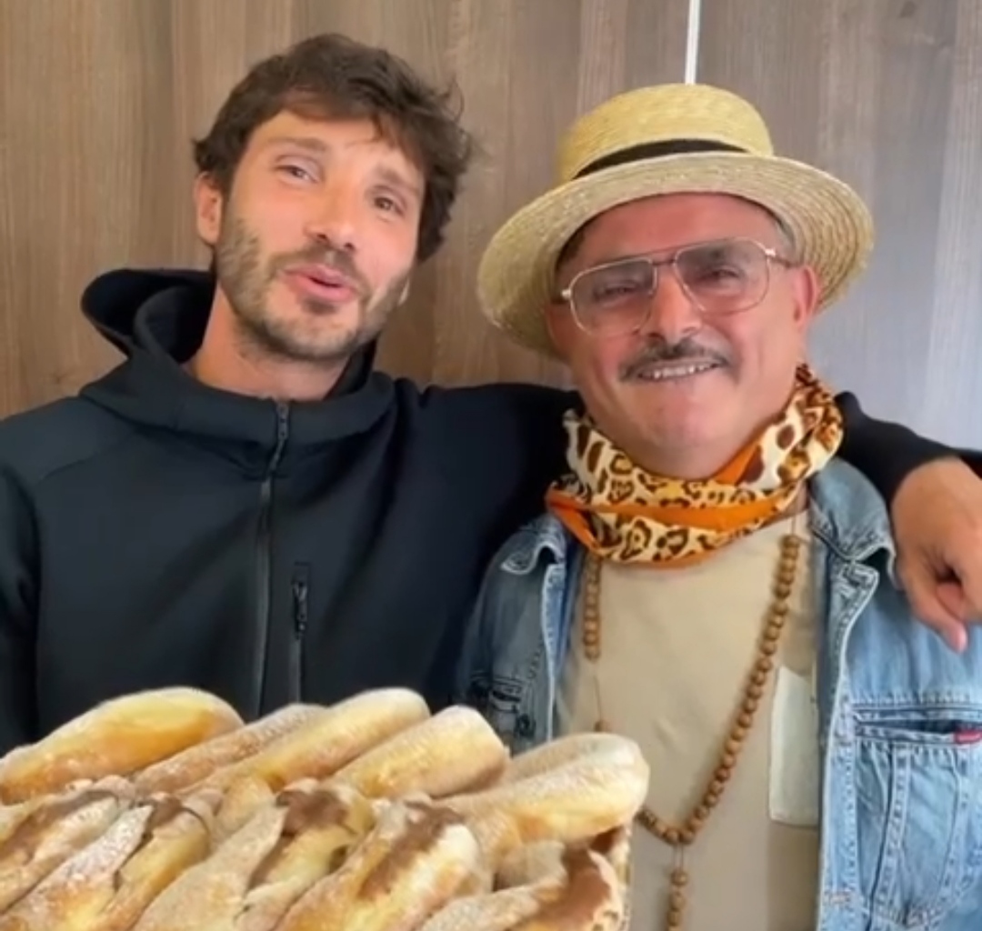 Stefano de Martino porta zio Savino nel Bar Stella, esordio in Rai
