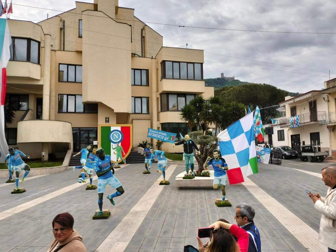 Sant'Antonio Abate, tutti pazzi per i calciatori nella piazza del Comune 