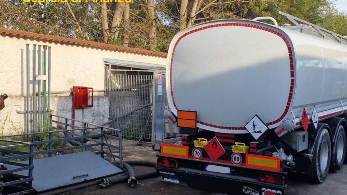 Gasolio di contrabbando, scoperto deposito nel napoletano 