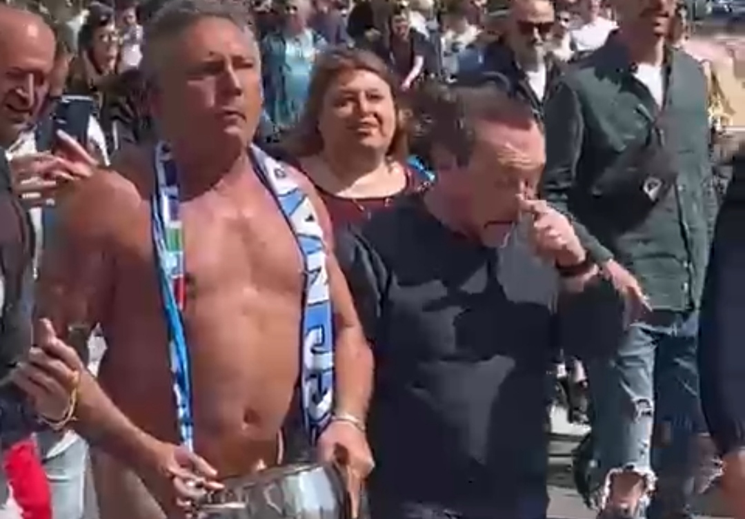 Paolantoni nudo sul lungomare di Napoli per lo scudetto 