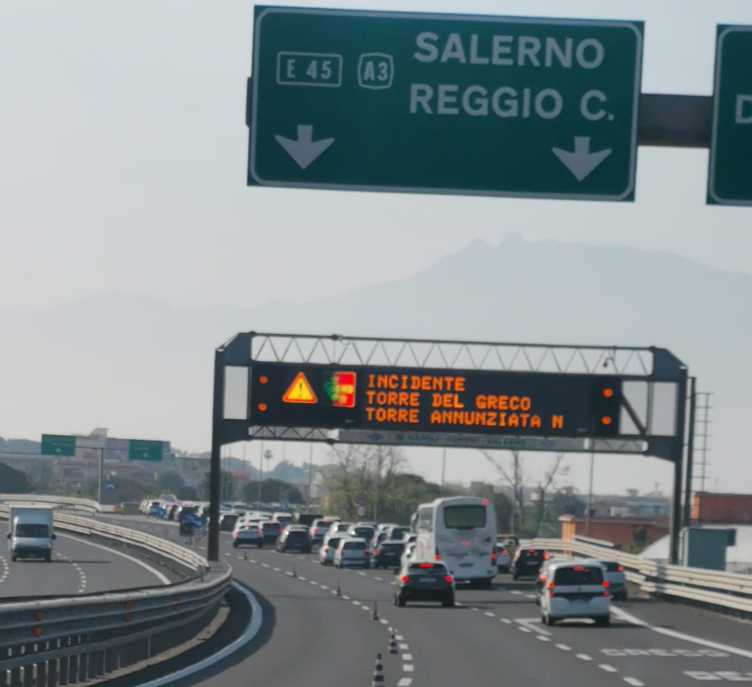 Incidente in autostrada, si capovolge un minivan: un morto 