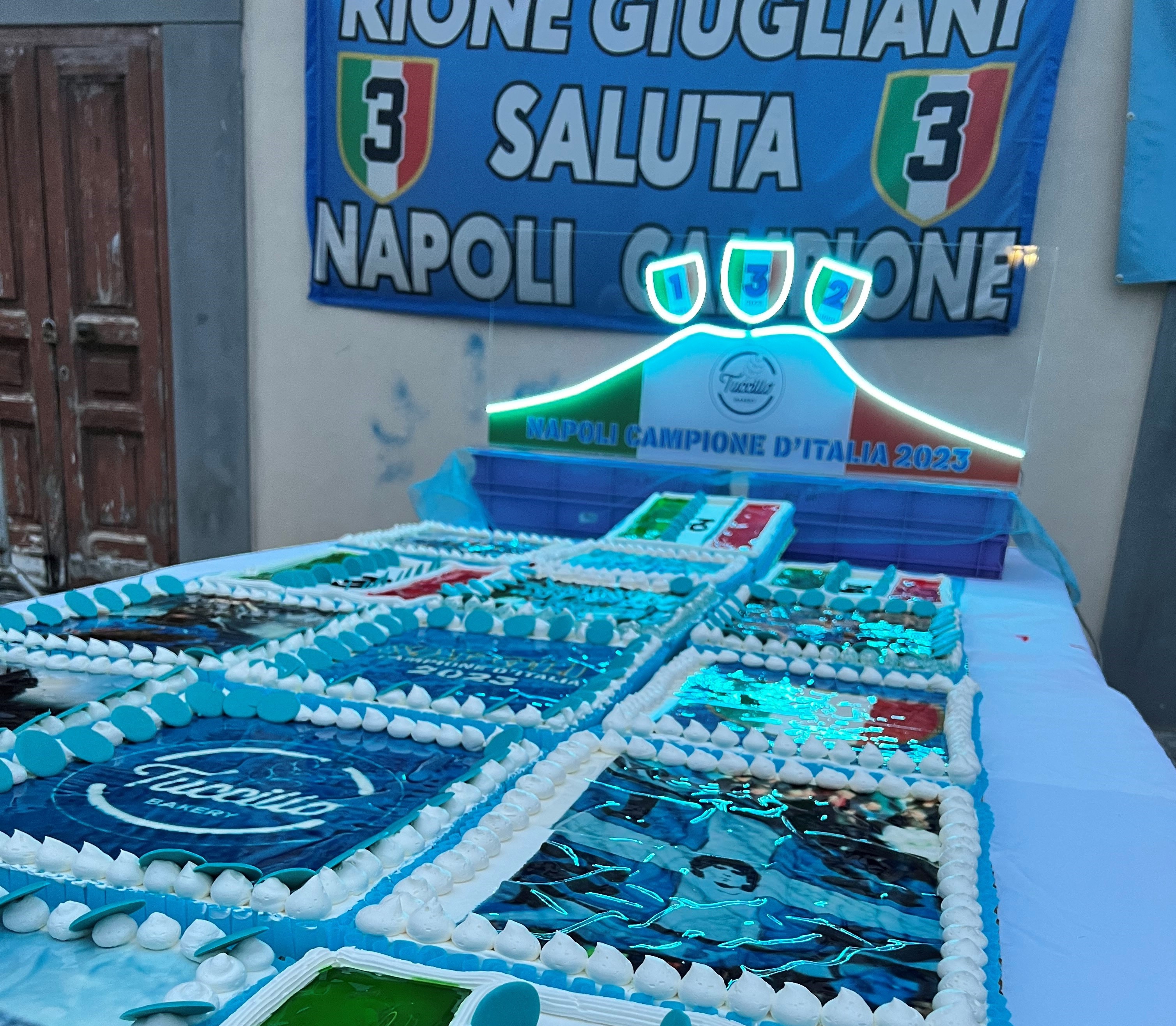 Mega torta per lo scudetto del Napoli e la dedica a Maradona 