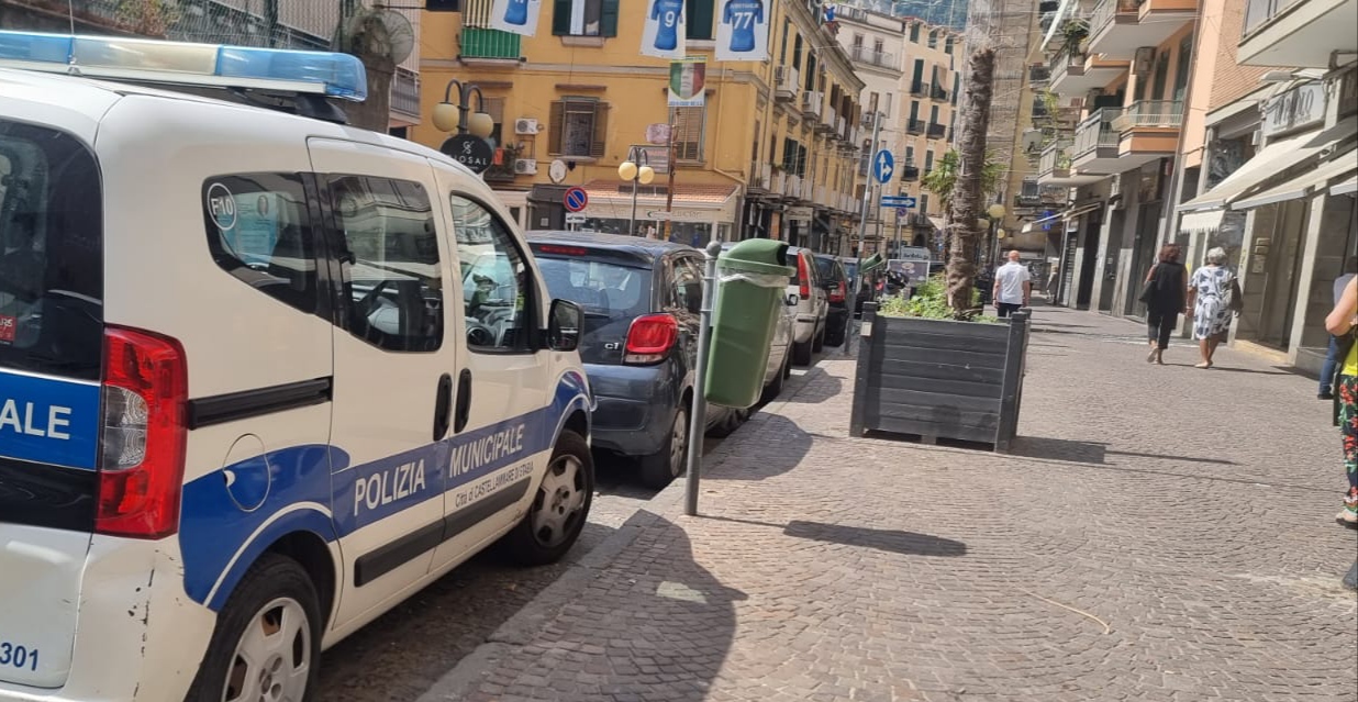 Castellammare, appartamento infestato dai topi: sgomberata famiglia 