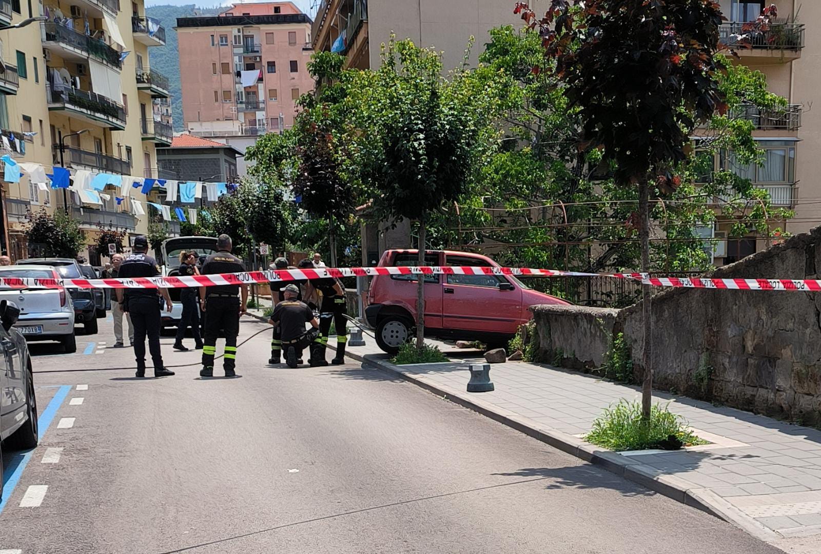 Gragnano, finisce con l'auto in un muro: salvo per miracolo 