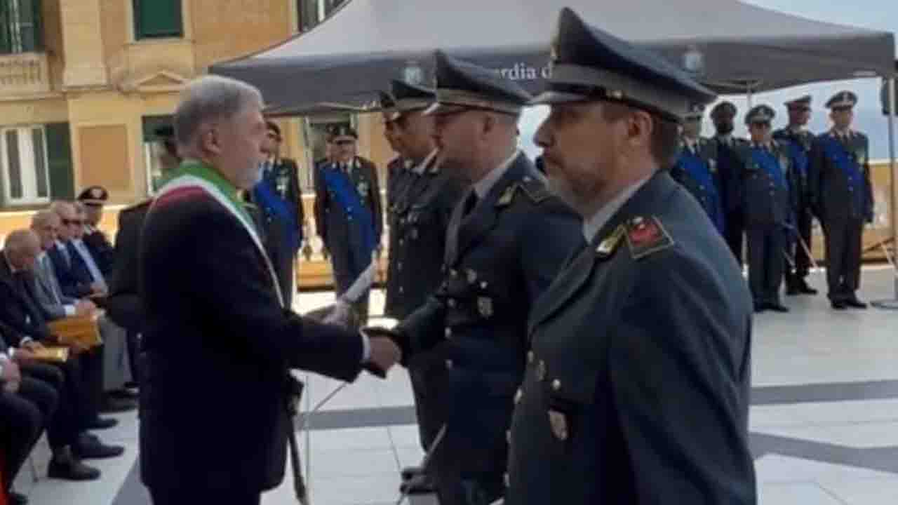 Castellammare, encomio della Guardia di Finanza al maresciallo Caro: indagò sul Ponte Morandi 
