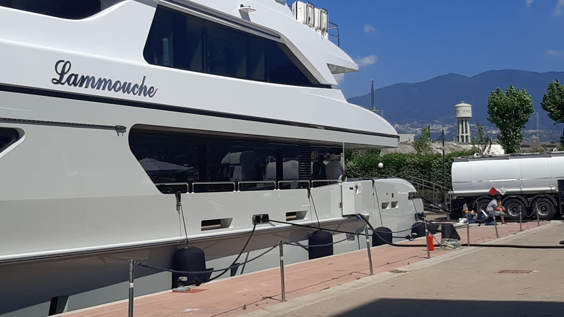 Castellammare, a Marina di Stabia mega yacht con carburante green: primo rifornimento in Italia 