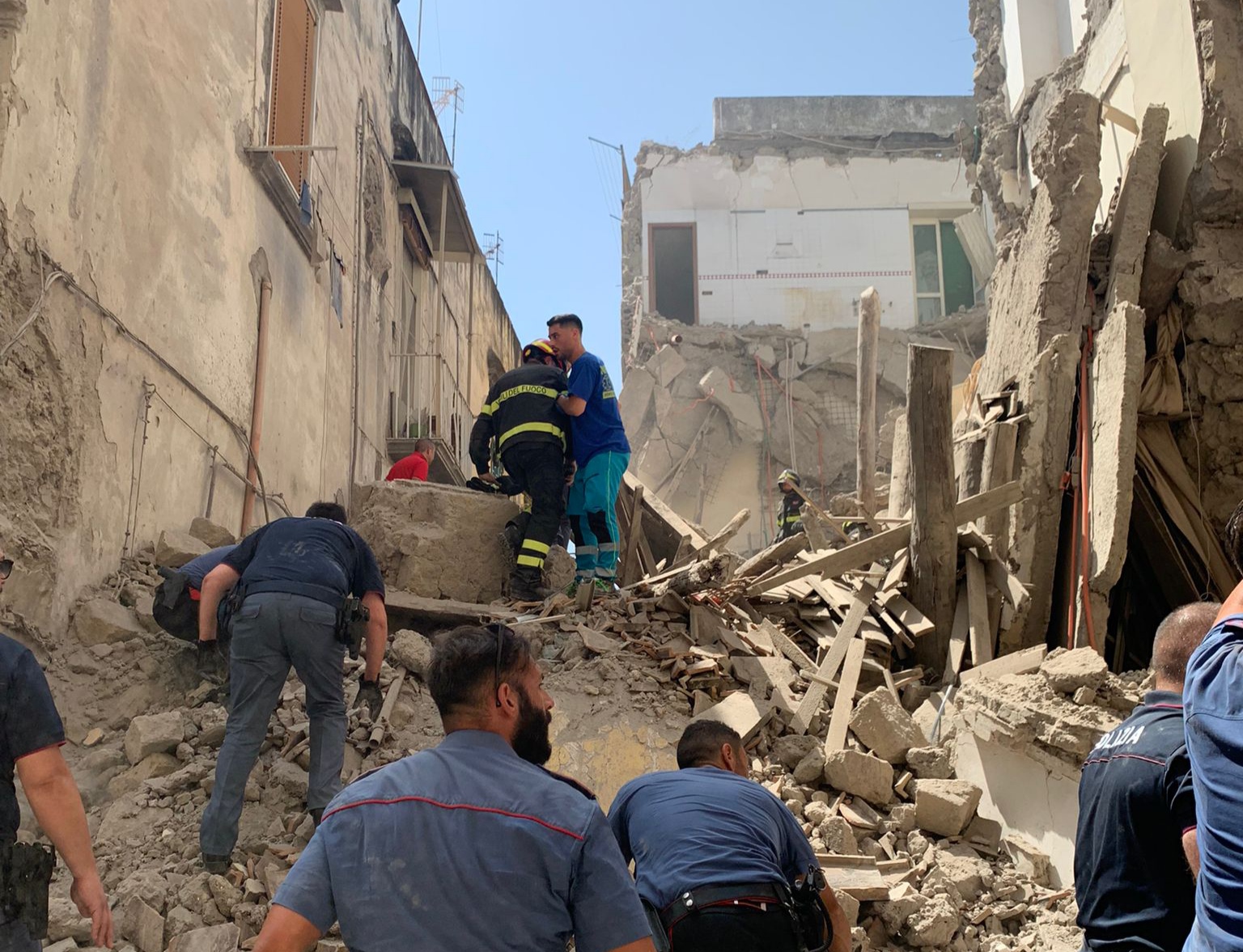 Crolla palazzo a Torre del Greco, indagati in 25: anche due tecnici comunali