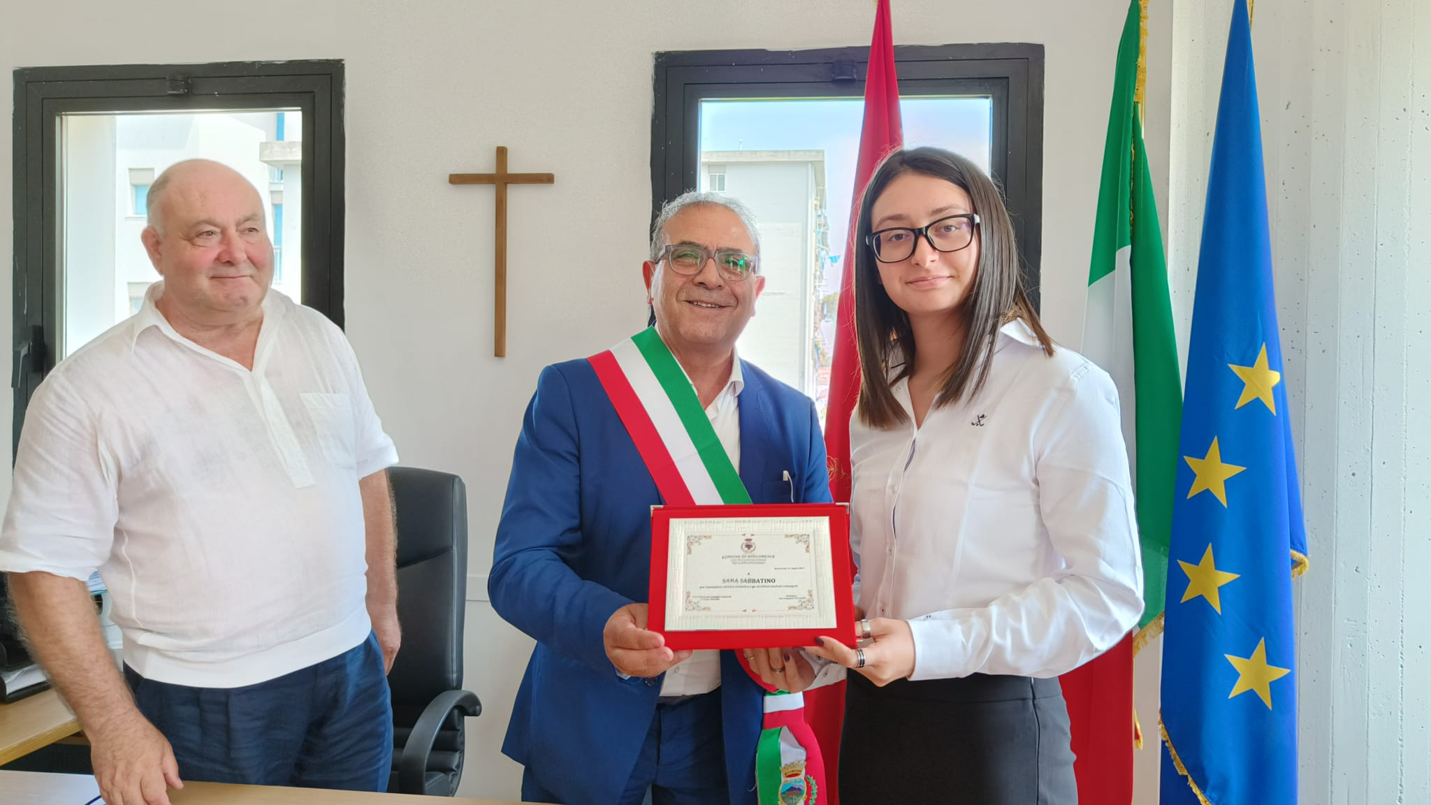 Boscoreale, il sindaco premia Sara diplomata con la lode: 'Voglio diventare un capitano'