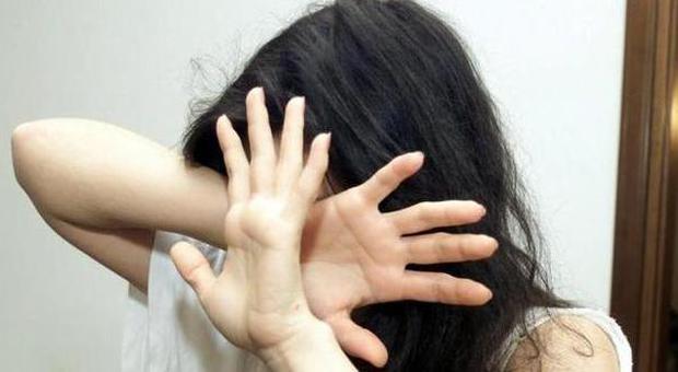 Abusa di una bimba, foto di nudi su Fb e sesso virtuale: preso il mostro