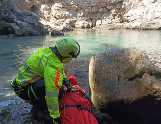 Sedicenne si tuffa ai Bagni della Regina Giovanna, finisce sugli scogli: in elicottero in ospedale 
