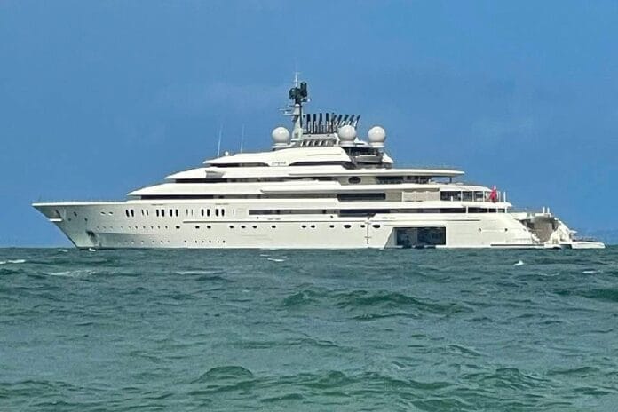 Castellammare, arriva uno dei 10 yacht più grandi al mondo: è di uno sceicco arabo