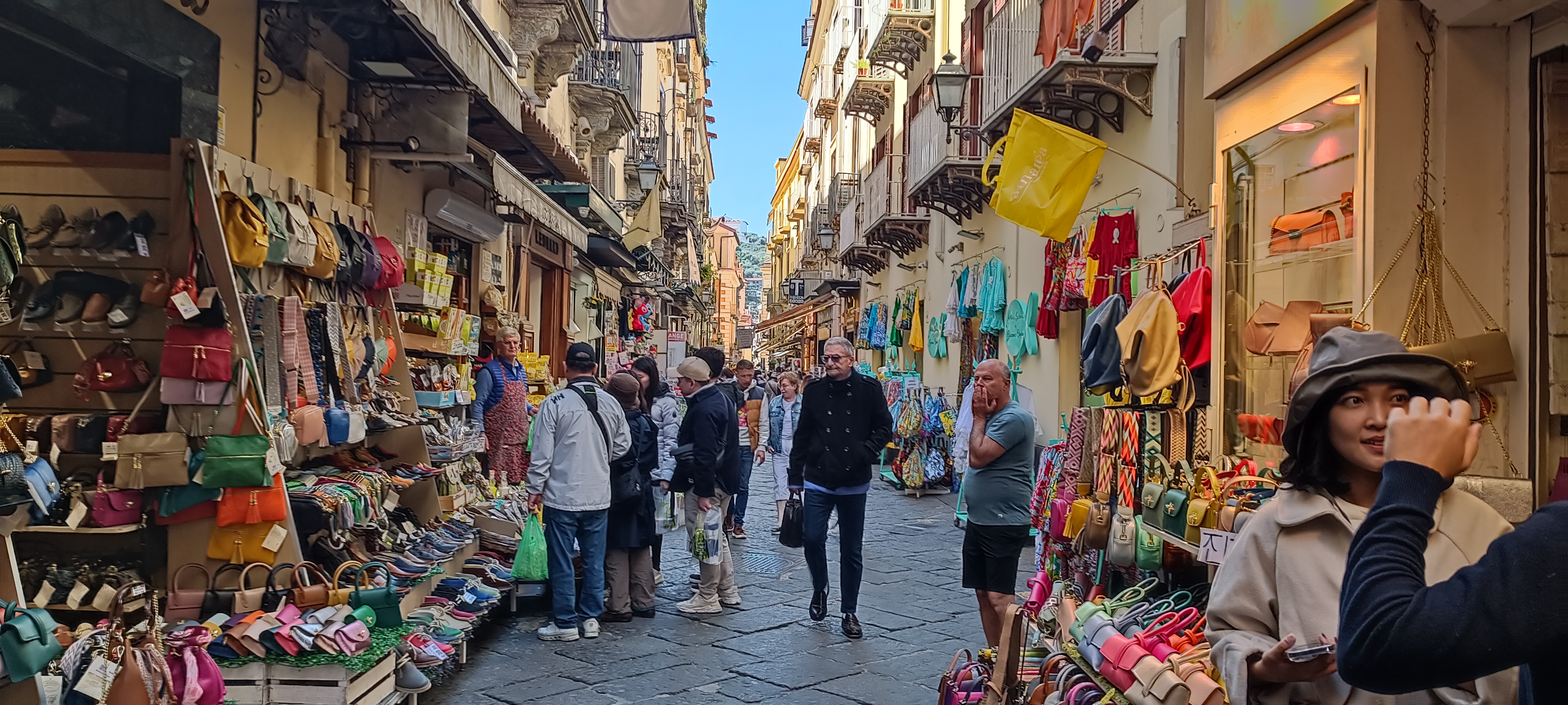 Sorrento, vietati sexy shop e negozi di canapa vicino a scuole e chiese