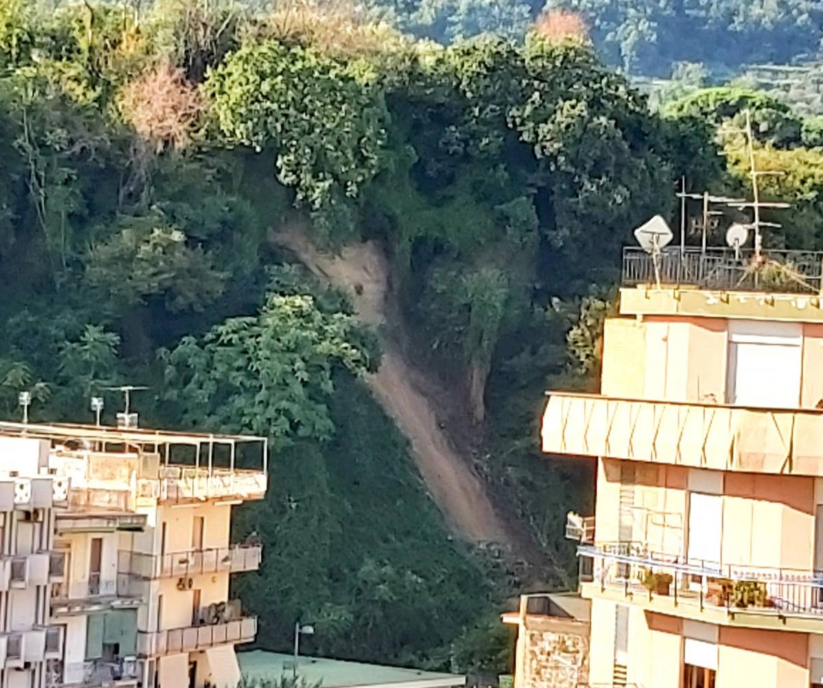 Castellammare, frana la collina di Varano: 'Non è causata dai lavori Eav'