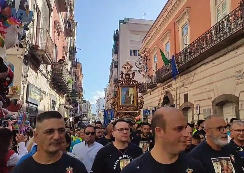 Torre Annunziata in festa, folla alla processione per la Madonna della Neve