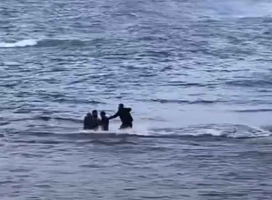 Fugge in mare, a Torre del Greco arrestato in acqua 