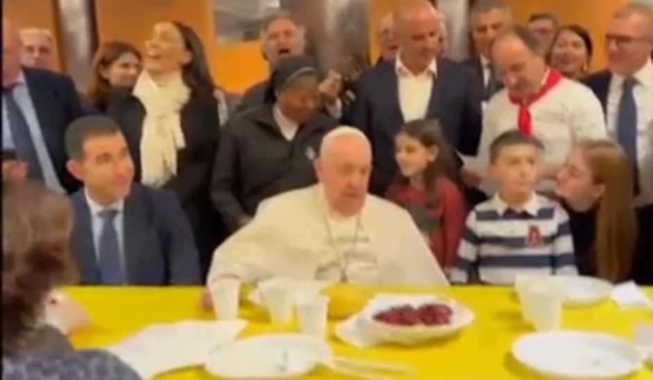 Papa Francesco canta e mangia la pizza di Zi Aniello di Lettere
