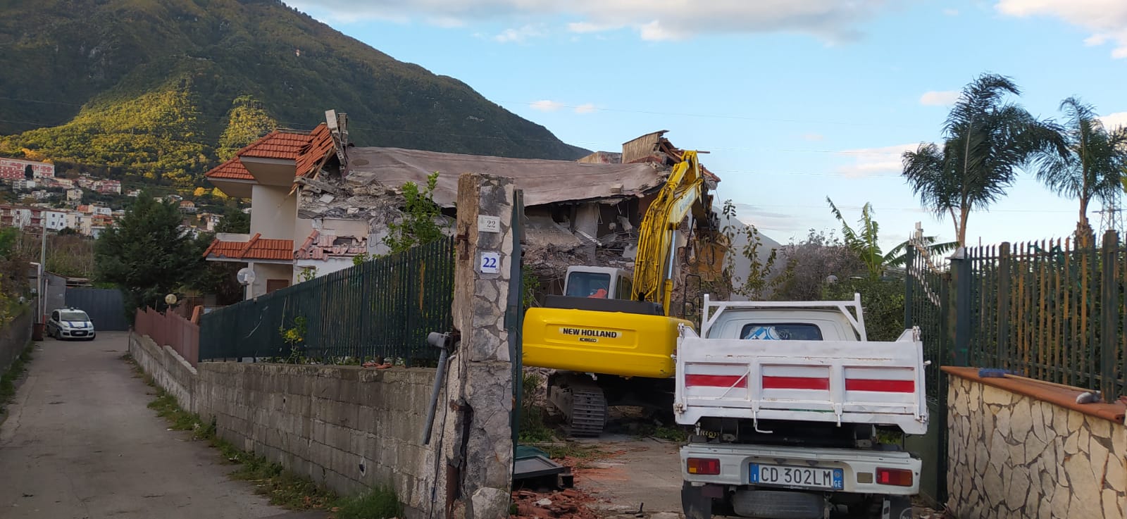 Castellammare, linea dura dei commissari: giù le case abusive a Stabia 
