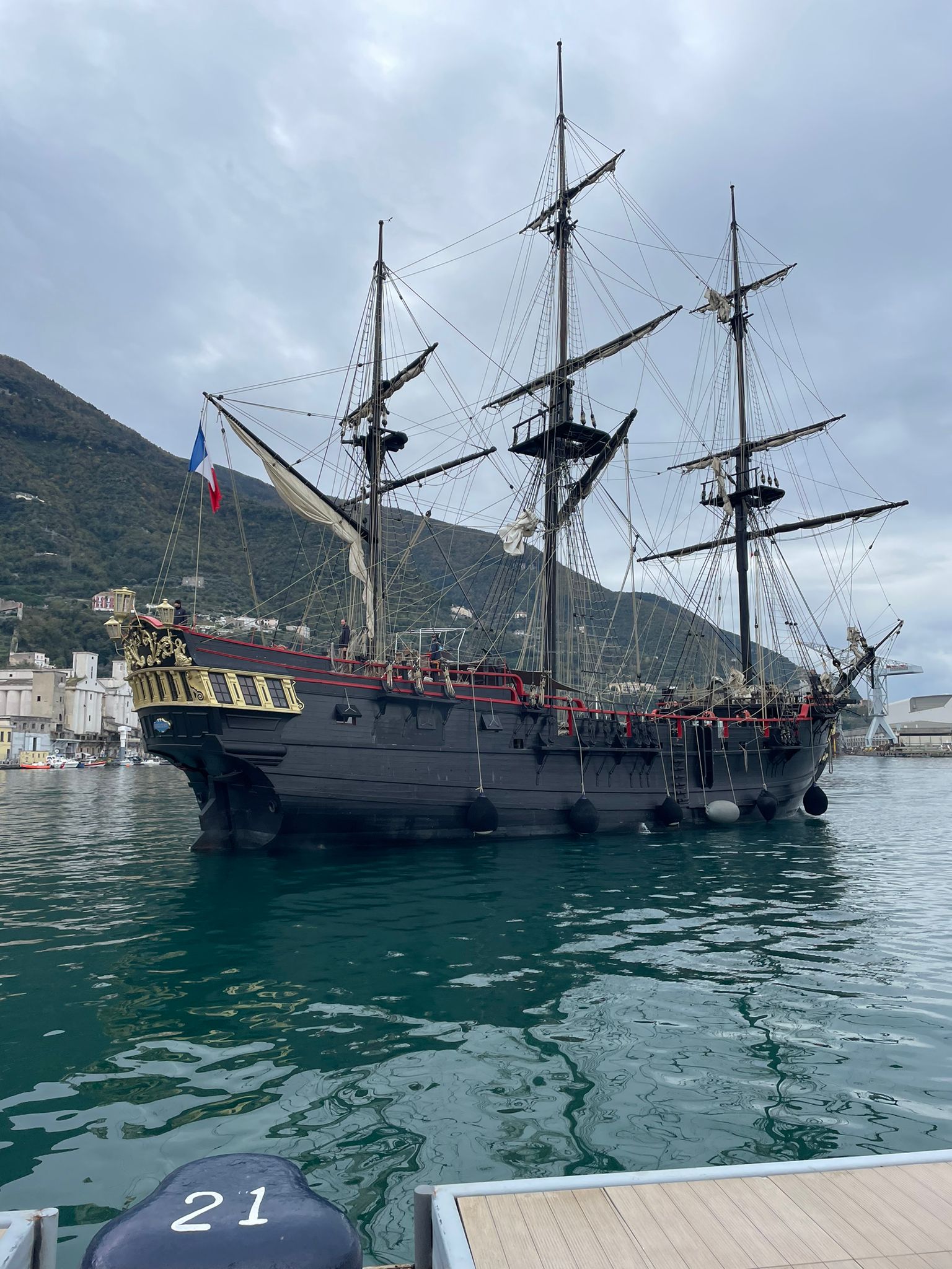Castellammare, arriva la nave corsara: approda Etoile du Roi
