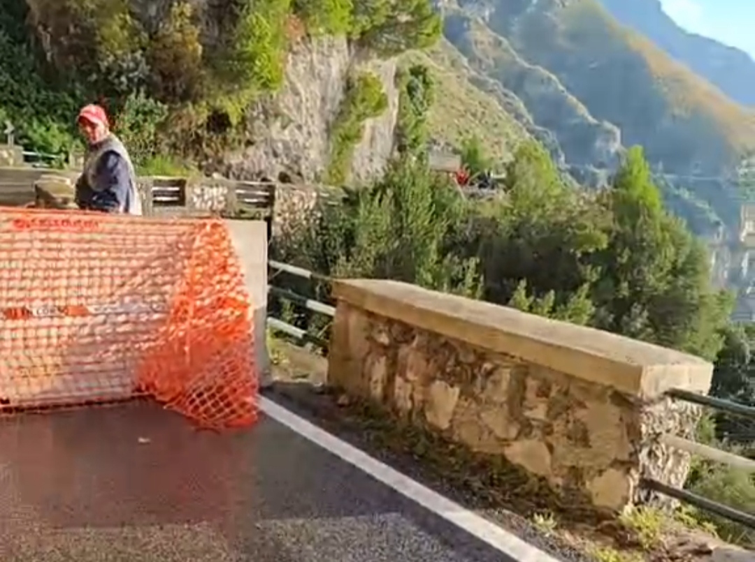 Costiera amalfitana, cade un masso e scatta la chiusura: emergenza a Positano 