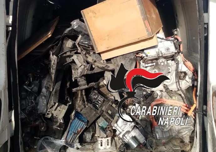 Banda di ricettatori nel napoletano, rubano auto e vendono i pezzi 