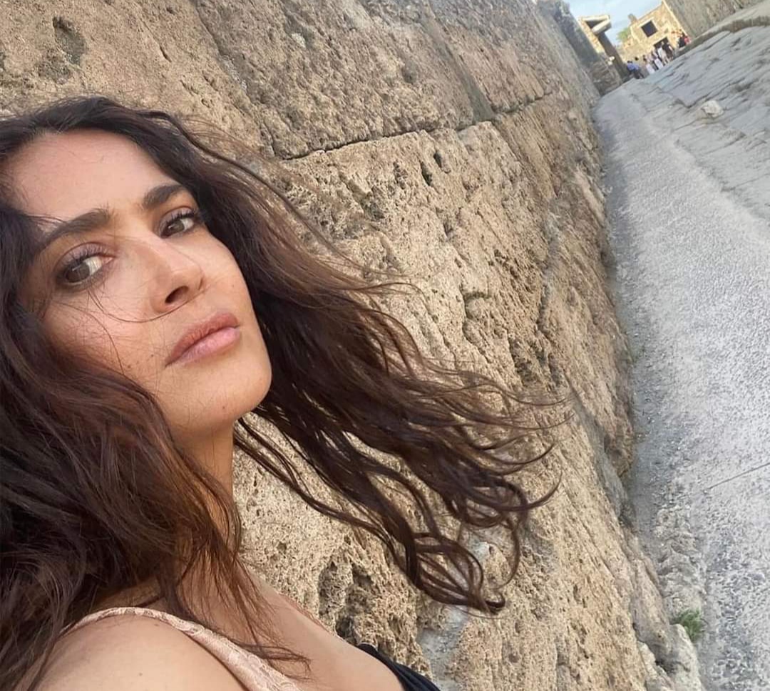 Salma Hayek pubblica le sue foto di Pompei con una dichiarazione d'amore: 'Tutto congelato nel tempo'
