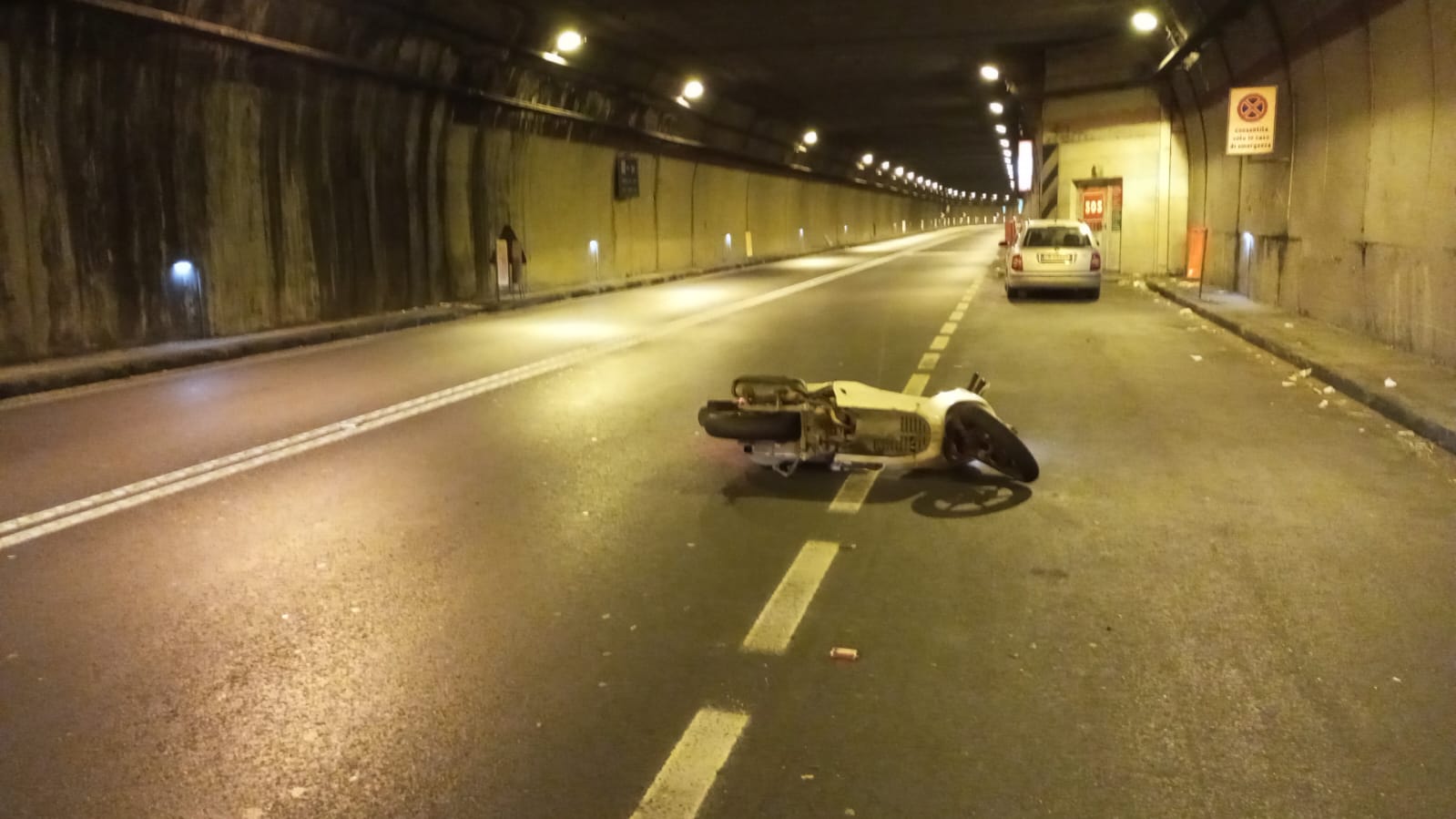 Castellammare, incidente in galleria: grave motociclista 