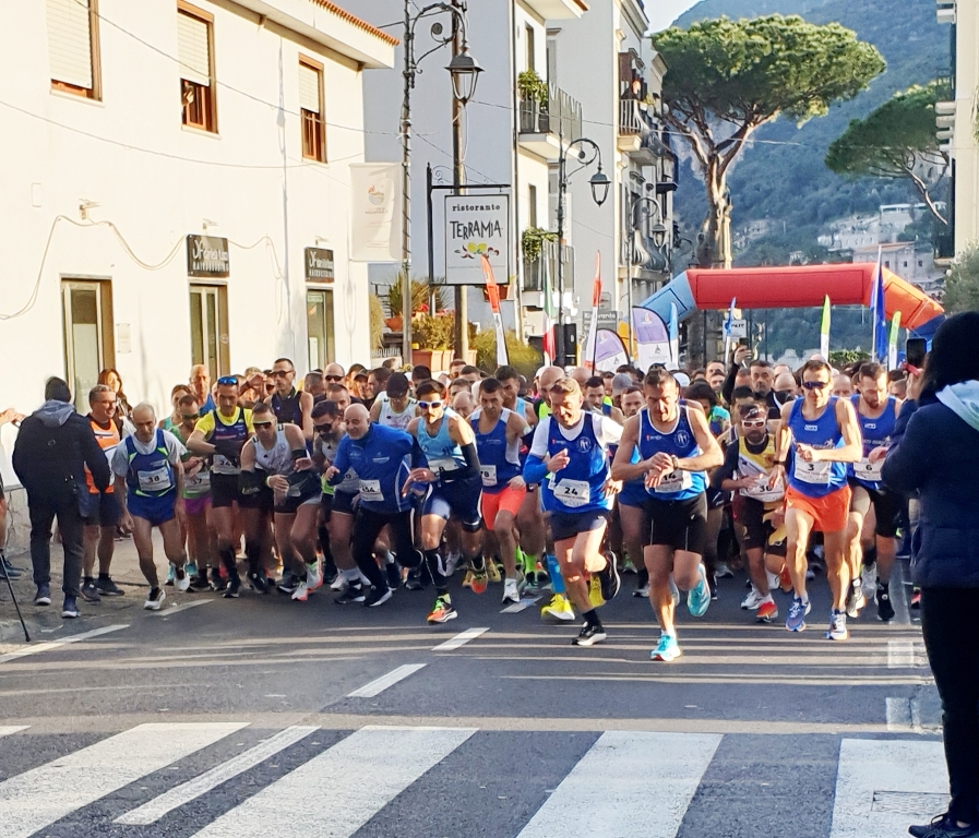 Castellammare, 700 di corsa sulla strada del mare: vince Alessandro D'Ambrosio 