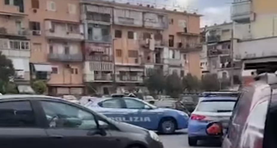 Si barrica in casa, ex guardia giurata uccide la moglie e poi si suicida
